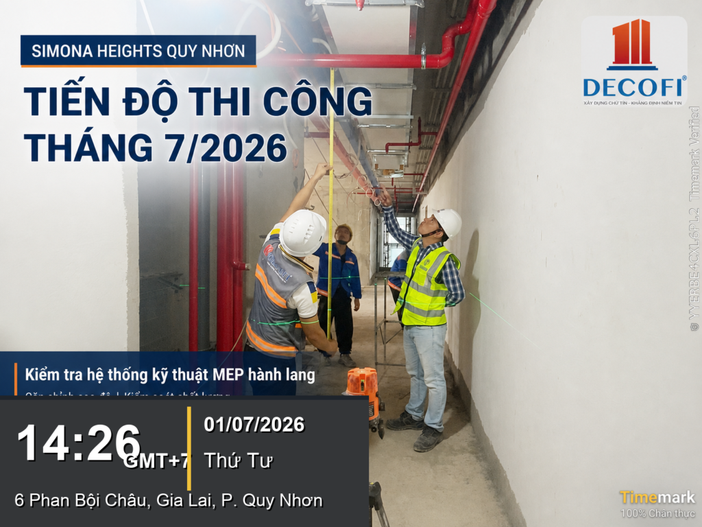 Simona Heights Quy Nhơn 2026: Giá, Mặt Bằng & Tiến Độ 16 Đội kỹ thuật đang kiểm tra, nghiệm thu hệ thống MEP trên hành lang, gồm đường ống PCCC màu đỏ, ống kỹ thuật, máng/cụm ống trần và cao độ lắp đặt. Có dùng máy laser và thước để căn chỉnh, kiểm tra độ cao, độ thẳng và vị trí thi công.