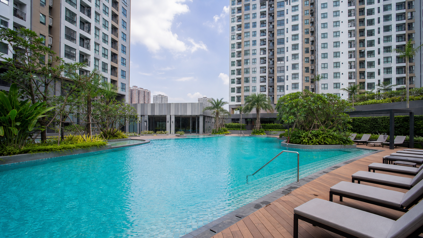Hồ bơi chung cư: tiêu chuẩn diện tích tối thiểu cho bao nhiêu căn hộ? 10 Hồ bơi nội khu chung cư với sàn nghỉ quanh hồ