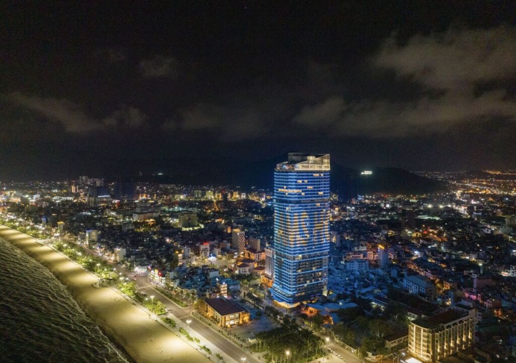 TMS Quy Nhơn khi lên đèn bên bờ biển