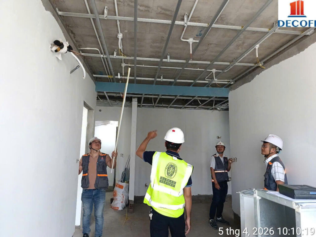 Kiểm tra tiến độ Simona: Hội đồng kỹ sư nhà thầu DECOFI đang nghiệm thu hệ thống đi dây cơ điện và khung trần thạch cao bên trong căn hộ