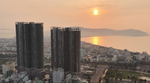 Hiện trạng công trình thi công tháp đôi The Sailing Quy Nhơn trong khu vực đô thị ven biển