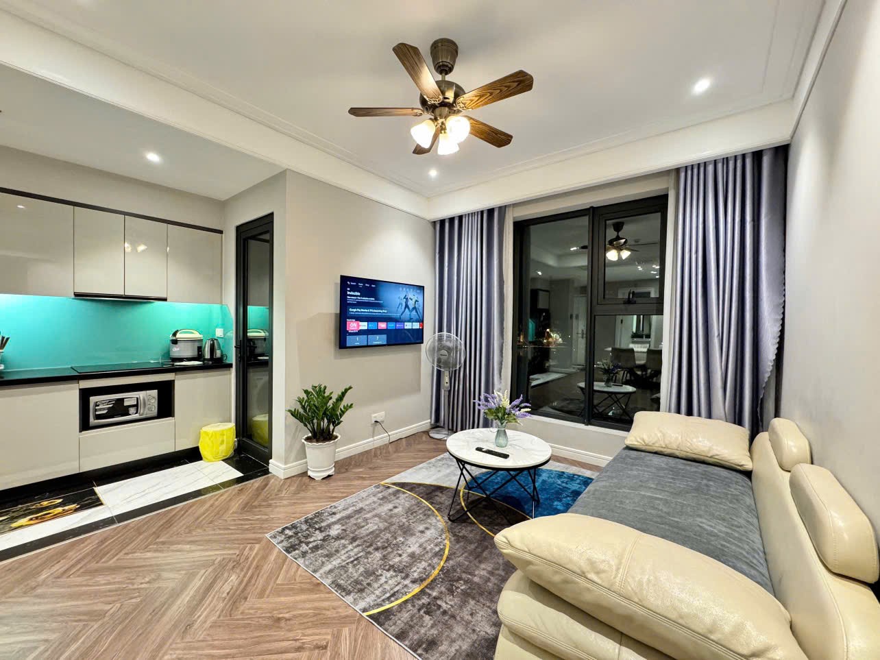 Phòng khách và bếp căn hộ Altara Residences Quy Nhơn view biển