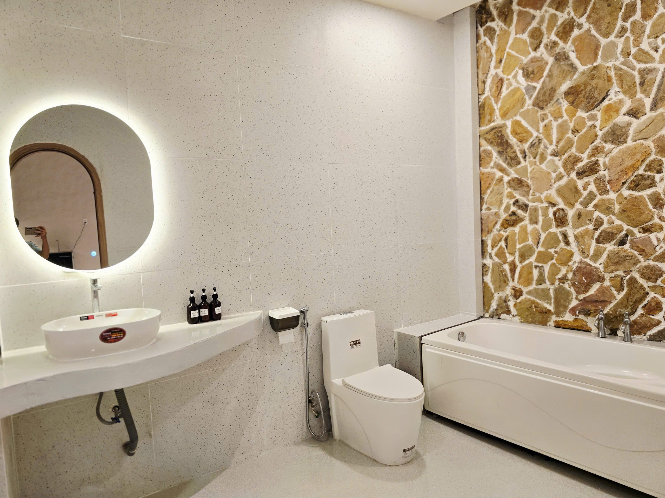Phòng tắm tiện nghi tại Tropical Villa Quy Nhơn