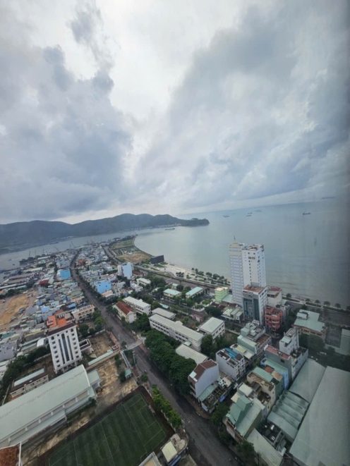 Tầm nhìn biển thực tế từ tầng cao căn hộ 2 phòng ngủ Altara Residences Quy Nhơn hướng Đông Nam nhìn ra vịnh Quy Nhơn và Mũi Tấn