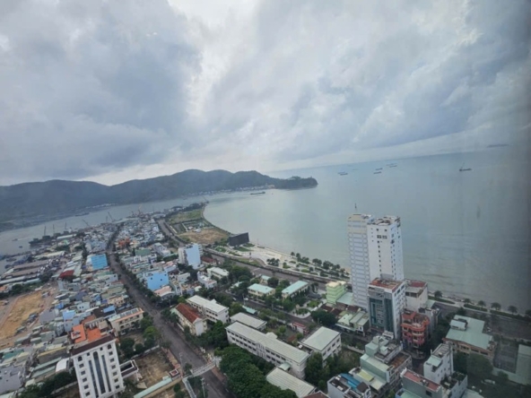 Tầm nhìn biển thực tế từ tầng cao căn hộ 2 phòng ngủ Altara Residences Quy Nhơn hướng Đông Nam nhìn ra vịnh Quy Nhơn và Mũi Tấn