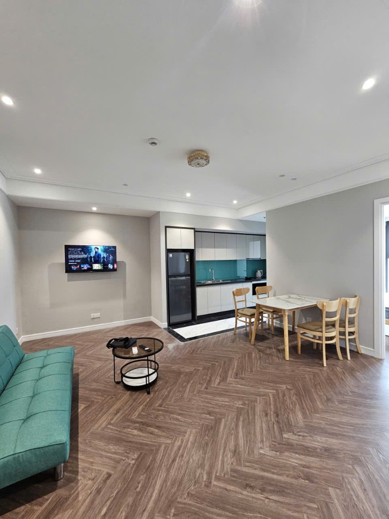 Phòng khách và khu bếp bàn ăn thực tế căn hộ 2 phòng ngủ Altara Residences Quy Nhơn đầy đủ nội thất